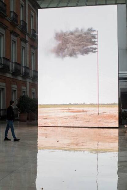 'Western Flag', de John Gerrard, instalada en el patio del Thyssen-Bornemisza.