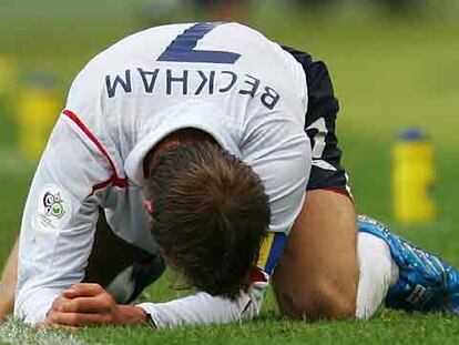 Beckham, de rodillas durante un momento del partido.