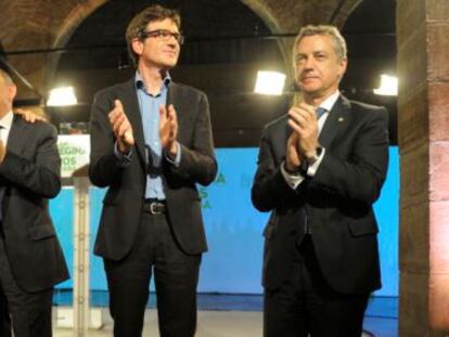Andoni Ortuzar e Iñigo Urkullu flanquean este miércoles en Vitoria a los candidatos del PNV en Álava. 