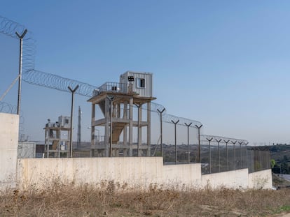 Vallas y torretas de vigilancia del centro de deportación de Tuzla (Estambul). Parte de la red de centros de detención de extranjeros fueron concebidos como centros de acogida para migrantes y refugiados, pero ha sido convertida en un sistema carcelario "con peores condiciones que el sistema penitenciario", según antiguos empleados.