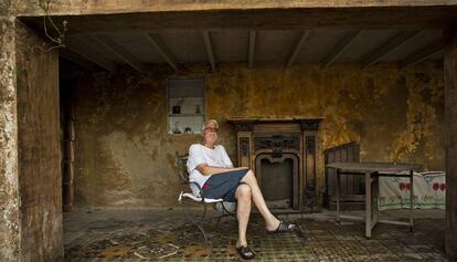 El director teatral Krystian Lupa en la casa que tiene alquilada en Barcelona. 