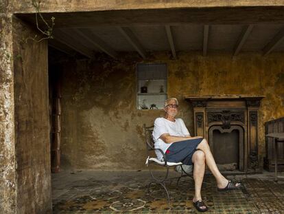 El director teatral Krystian Lupa en la casa que tiene alquilada en Barcelona. 