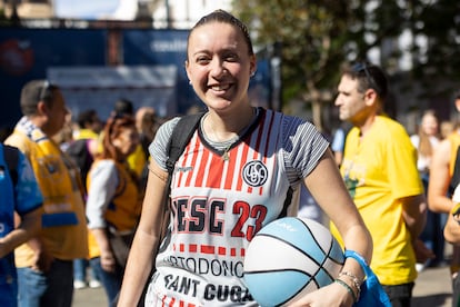 Adrianna Martnez, con el baln de Endesa bajo el brazo, aguarda para conquistar el concurso de triples popular de San Telmo tras acertar cuatro de cinco en tiros libres.