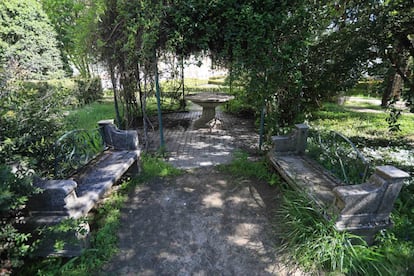 Saliendo del Palacio Viejo se accede al fastuoso jardín, con varios elementos singulares, que en su momento fueron caprichos y juegos para sus ilustres propietarios. El cenador, por ejemplo, es una mesa de piedra cubierta por un techo vegetal, lo que lo convierte en un espacio recoleto —que se va a restaurar e iluminar—.