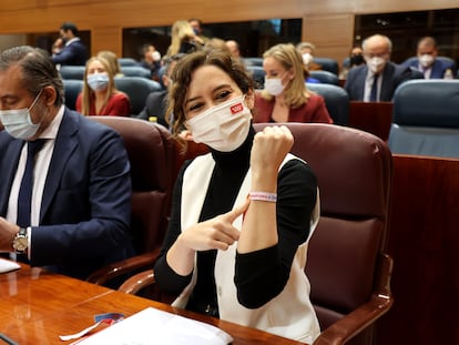 La presidenta de la Comunidad de Madrid, Isabel Díaz Ayuso, responde a la oposición este jueves en el pleno de la Asamblea de Madrid.