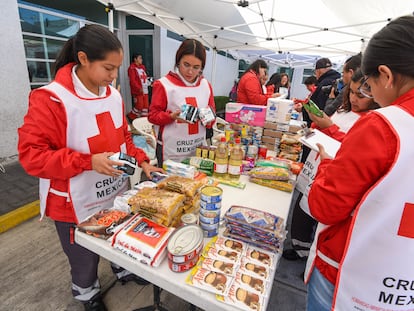 Voluntarios de la Cruz Roja en un centro de acopio por el huracán 'Otis', en el Estado de México.