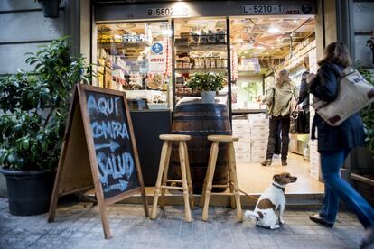 Entrada de La tienda sin nombre, que lleva abierta 67 años.