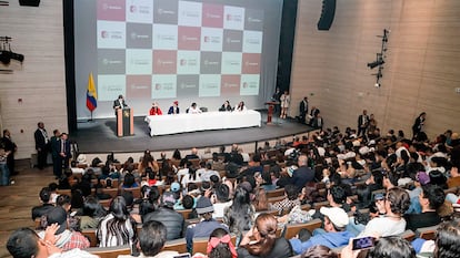 Gustavo Petro habla en la Sesión Conjunta con consejeros de juventud, en Bogotá, el 15 de mayo.