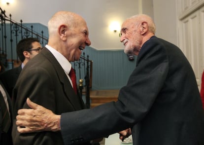 José Luis Sampedro junto al escritor francés Stèphane Hessel, autor de '¡Indignaos!'.