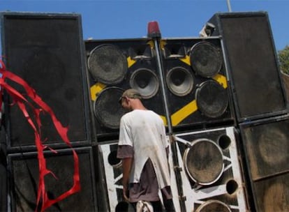 Un joven en una fiesta del año 2005.