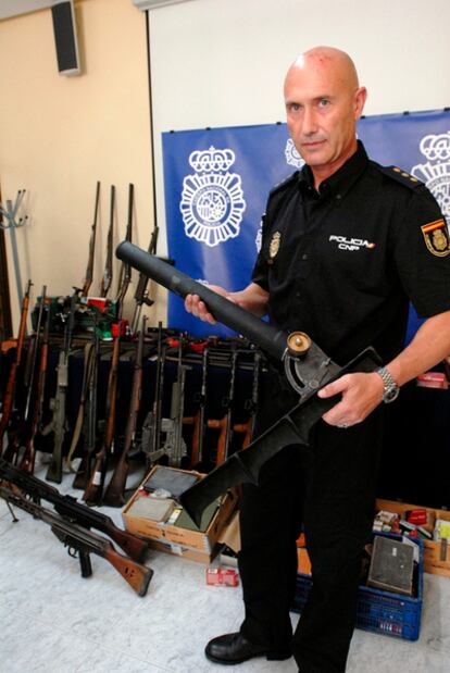 El comisario jefe de la Policía Nacional de Jaén, Daniel Salgado, muestra un lanza mortero, una de las armas intervenidas en las provincias de Jaén, Almería, Tarragona y Castellón, un arsenal formado por un centenar de armas, la mayoría armamento de guerra y munición, en una operación en la que fueron detenidas ocho personas.