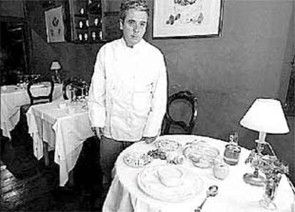 El cocinero Sebastián Arance, en su restaurante de Hondarribia, ante un ajo blanco.