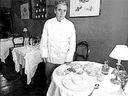 El cocinero Sebastián Arance, en su restaurante de Hondarribia, ante un ajo blanco.