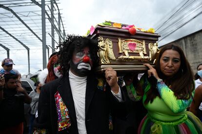 Payasos guatemaltecos y familiares cargan el ataúd de la payasa Joselin Chacón, de 29 años, conocida como 'Chispita', quien fue asesinada el domingo en Amatitlán (Guatemala).