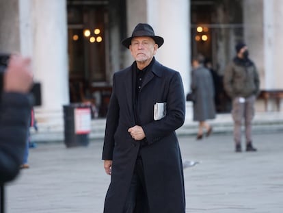 John Malkovich, en el rodaje en Venecia en enero de 2022 de la serie 'Ripley', inspirada en la obra de Patricia Highsmith.