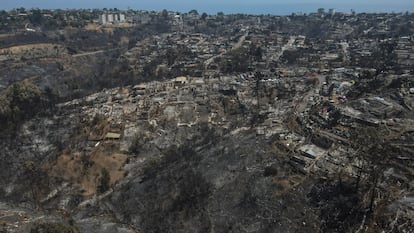 El presidente Gabriel Boric, que declaró dos días de duelo nacional por la tragedia, describió que el país atraviesa por la tragedia más grande desde el gran terremoto del 27 de febrero 2010, que dejó más de medio millar de víctimas: “Lo digo para que seamos capaces de dimensionar el dolor y la magnitud de lo que estamos viviendo”. En la imagen, vista aérea de una zona afectada por los incendios, en la región de Valparaíso.