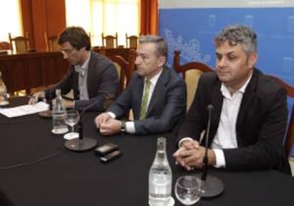 El presidente del Gobierno de Canarias, Paulino Rivero (c), y los presidentes de los cabildos de Lanzarote y Fuerteventura, Pedro San Ginés (i) y Mario Cabrera, durante la rueda de prensa ofrecida hoy en Lanzarote en la que han solicitado la suspensión inmediata de las prospecciones petrolíferas en aguas cercanas a las dos islas.