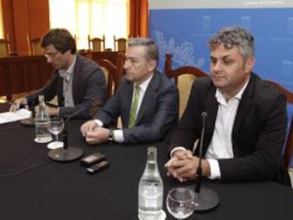 El presidente del Gobierno de Canarias, Paulino Rivero (c), y los presidentes de los cabildos de Lanzarote y Fuerteventura, Pedro San Ginés (i) y Mario Cabrera, durante la rueda de prensa ofrecida hoy en Lanzarote en la que han solicitado la suspensión inmediata de las prospecciones petrolíferas en aguas cercanas a las dos islas.