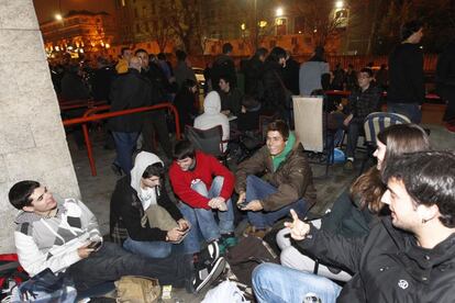 La recompensa de estar en primera línea a la hora de apertura de las taquillas bien compensa pasar la noche en la calle, al menos para estos aficionados rojiblancos