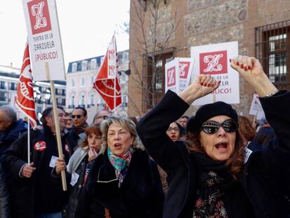 Varios trabajadores del ministerio de Educación, Cultura y Deporte protestan ayer contra la fusión entre Teatro Real y Zarzuela.