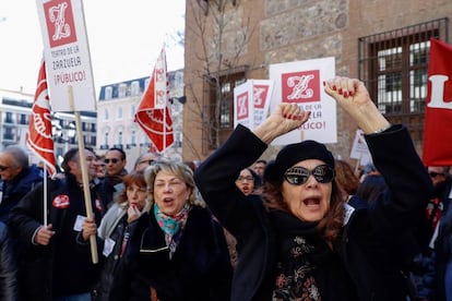 Varios trabajadores del ministerio de Educación, Cultura y Deporte protestan ayer contra la fusión entre Teatro Real y Zarzuela.