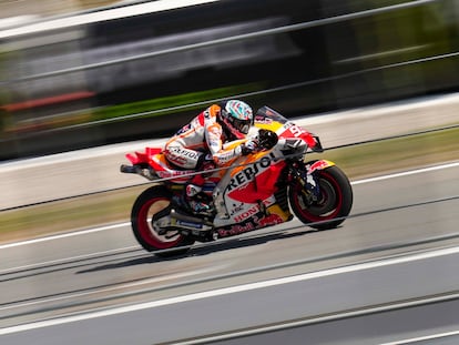 El piloto español de Moto GP, Marc Márquez, durante la segunda sesión de entrenamientos libres del Gran Premio de Cataluña.