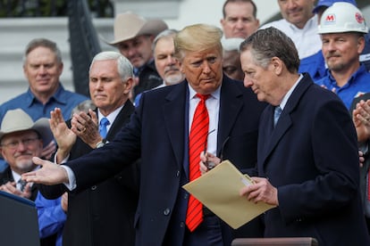 El presidente de Estados Unidos, Donald Trump, conversa con el representante comercial Robert Lighthizer, en enero.