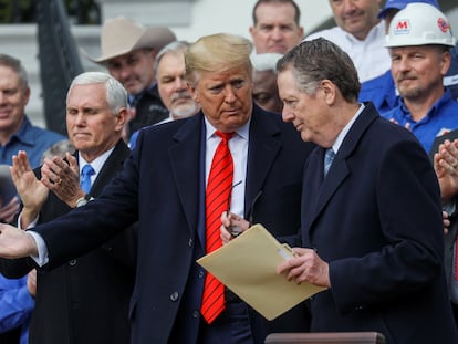 El presidente de Estados Unidos, Donald Trump, conversa con el representante comercial Robert Lighthizer, en enero.