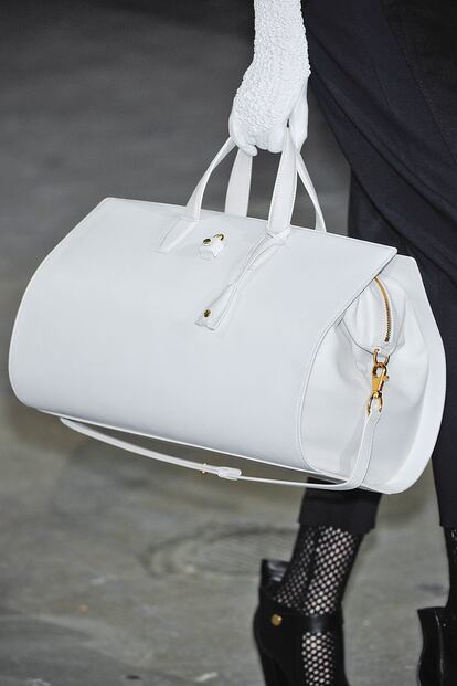 Otro complemento en blanco que triunfará la temporada que viene son los doctor bags de Alexander Wang.