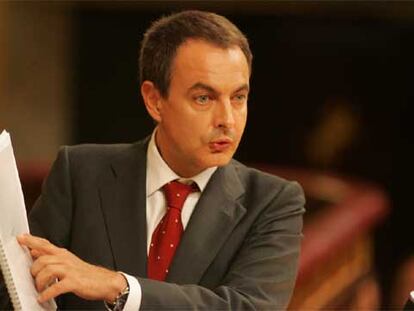 Zapatero muestra un documento oficial de 1998, cuando gobernaba Aznar, referente al "proceso de paz".