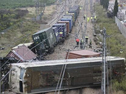 La locomotora aparece volcada tras descarrilar el tren de mercancías en Castellón.