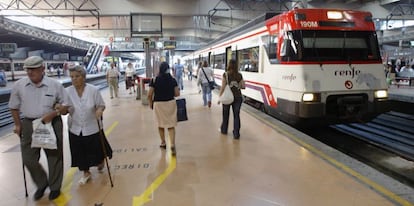 Tren de Cercan&iacute;as en la estaci&oacute;n madrile&ntilde;a de Atocha. / P. Monge