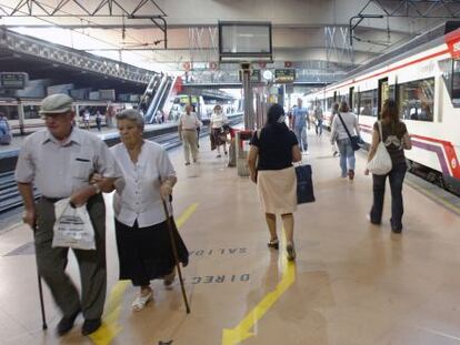 Tren de Cercan&iacute;as en la estaci&oacute;n madrile&ntilde;a de Atocha. / P. Monge