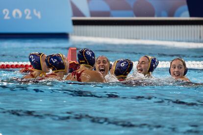 Las jugadoras de la selección femenina de waterpolo celebran el oro conseguido en los Juegos el 10 de agosto tras vencer a Autralia en la final.
