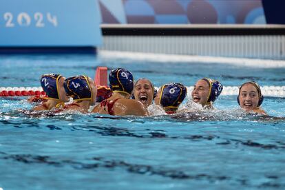 Las jugadoras de la seleccin femenina de waterpolo celebran el oro conseguido en los Juegos el 10 de agosto tras vencer a Autralia en la final.