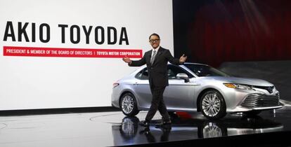 Akio Toyoda, presidente de Toyota Motor Corporation, presenta el nuevo Camry XLE en la feria de Detroit, el 9 de enero de 2017.