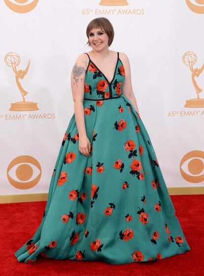 Lena Dunham nunca deja indiferente en la alfombra roja. Si su modelo de Zac Posen en los Globos de Oro se llevó duras críticas, este Prada floreado tampoco quedará exento de ellas. 