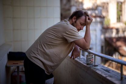 Sasha, en el balcón de su habitación del hospital de Kiev donde está ingresado.  