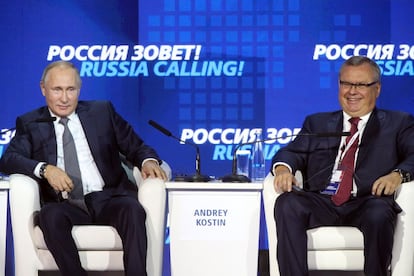 Vladímir Putin comparte escenario en 2018 con Andrey Kostin, presidente del Banco VTB, el segundo más grande de Rusia. Kostin es un colaborador cercano de Putin y ha financiado las actividades del Kremlin a través de la institución que preside.