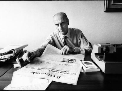 Indro Montanelli con un ejemplar de 'Il Giornale' en 1974.