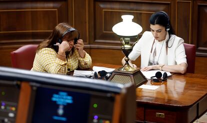 Taquígrafas del Congreso, este martes durante el primer debate en el que los diputados han podido emplear el catalán, el euskera y el gallego.