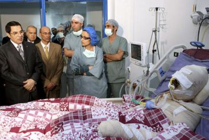 Ben Ali visita en el hospital al joven Mohamed Bouazizi, que murió el pasado 5 de enero.