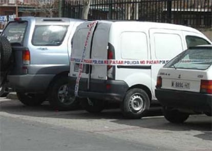 La furgoneta Kangoo abandonada por los terroristas junto a la estación de Alcalá de Henares.