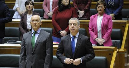 El lehendakari participa en un pleno de control en el Parlamento vasco.