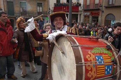 El <i>tabaler</i> sale del Ayuntamiento de Berga para anunciar al pueblo la noticia del reconocimiento.