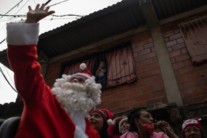 Durante el recorrido por el barrio Santa Claus es acompañado por los vecinos y voluntarios. 