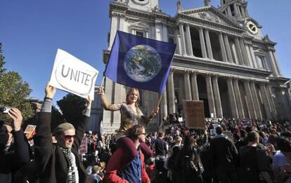 Imagen de la manifestación de los indignados concentrados ante la catedral del San Pablo en Londres, Reino Unido, el día 15 de octubre de 2011.