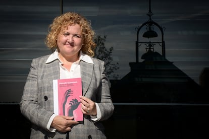 Montse Ginés sostiene el libro ‘Entender la psoriasis desde el Modelo Afectivo Efectivo’ en La Casa Encendida (Madrid).