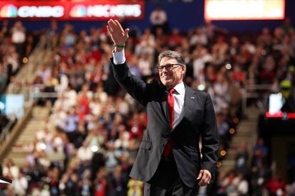 El exgobernador de Texas, Rick Perry, saluda a la multitud en el primer día de la convención republicana.