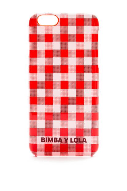 El estampado vichy vuelve, un verano más, a ser tendencia. Esta funda de Bimba y Lola apuesta por la tendencia en blanco y rojo (25 euros).